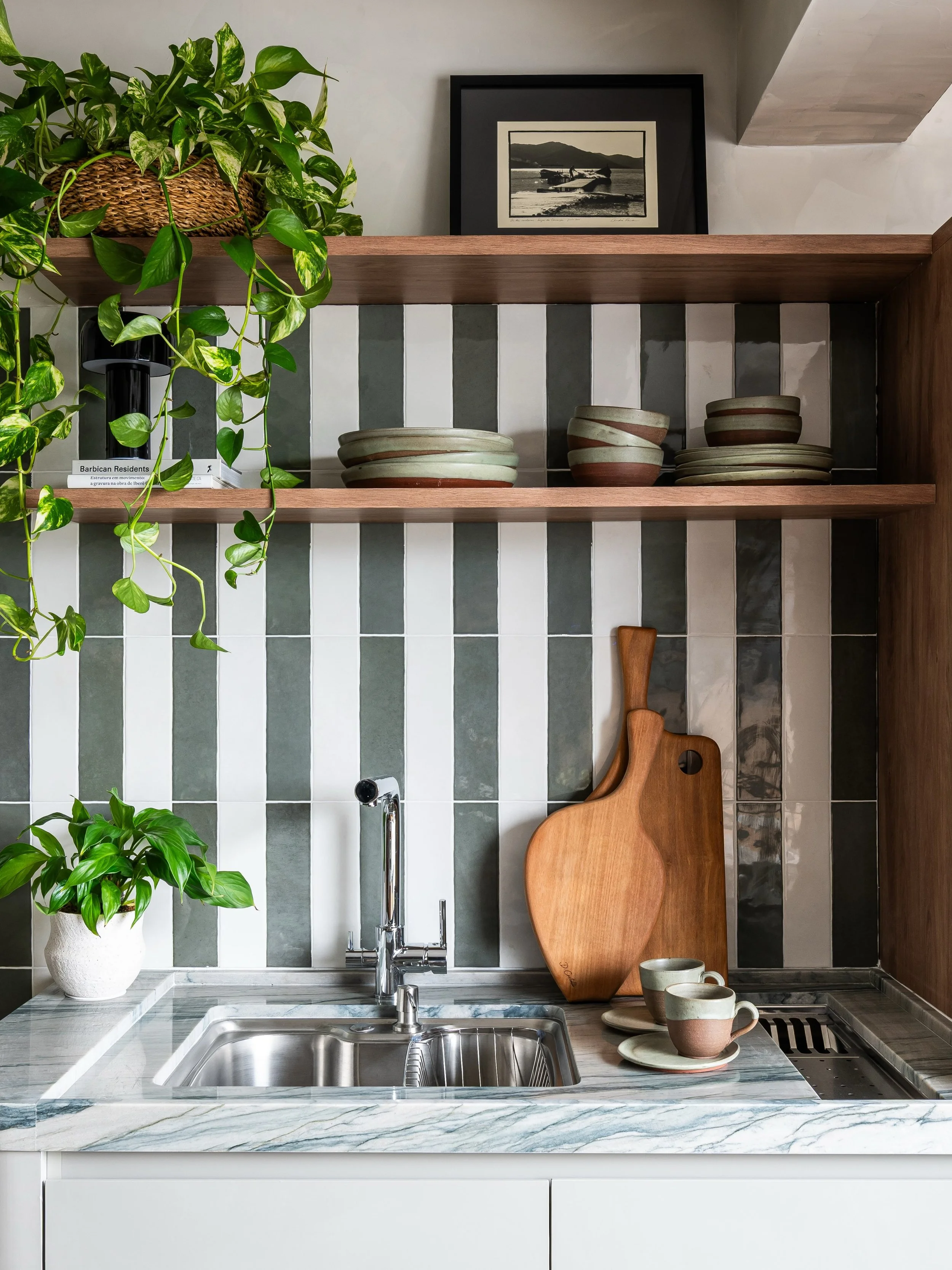 APTO CP | 24 m&sup2;

Poucos metros quadrados não precisam significar poucas possibilidades.

No Apto| CP, cada escolha foi pensada para fazer o espaço trabalhar a favor de quem vive nele: a marcenaria organiza e delimita funç&ot