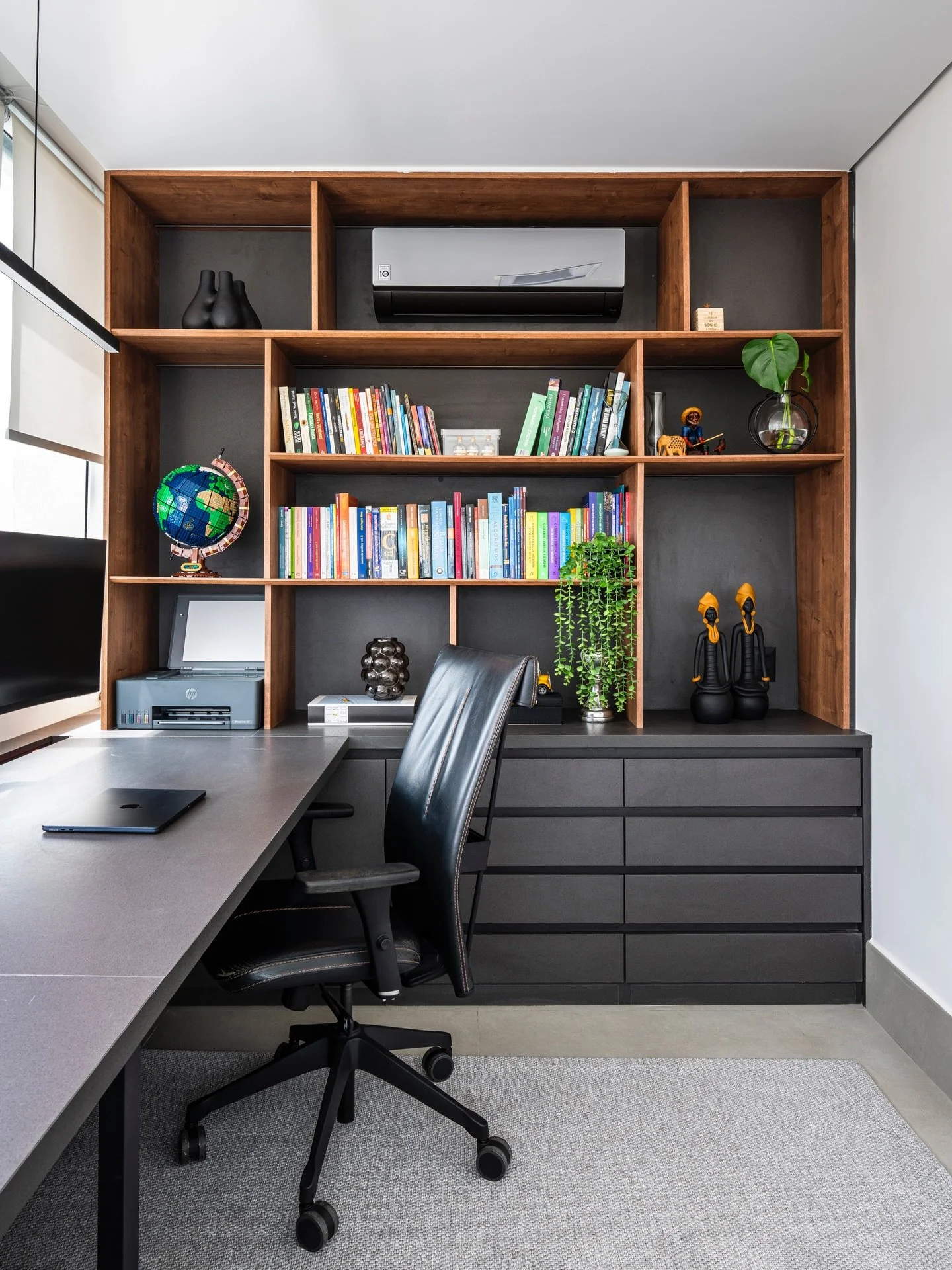 Arraste para o lado para ver como era este espaço! 👀

Transformar uma varanda aberta em um home office produtivo e sofisticado é um dos desafios que mais amamos. Não é apenas sobre fechar o ambiente, mas sobre dar a ele u