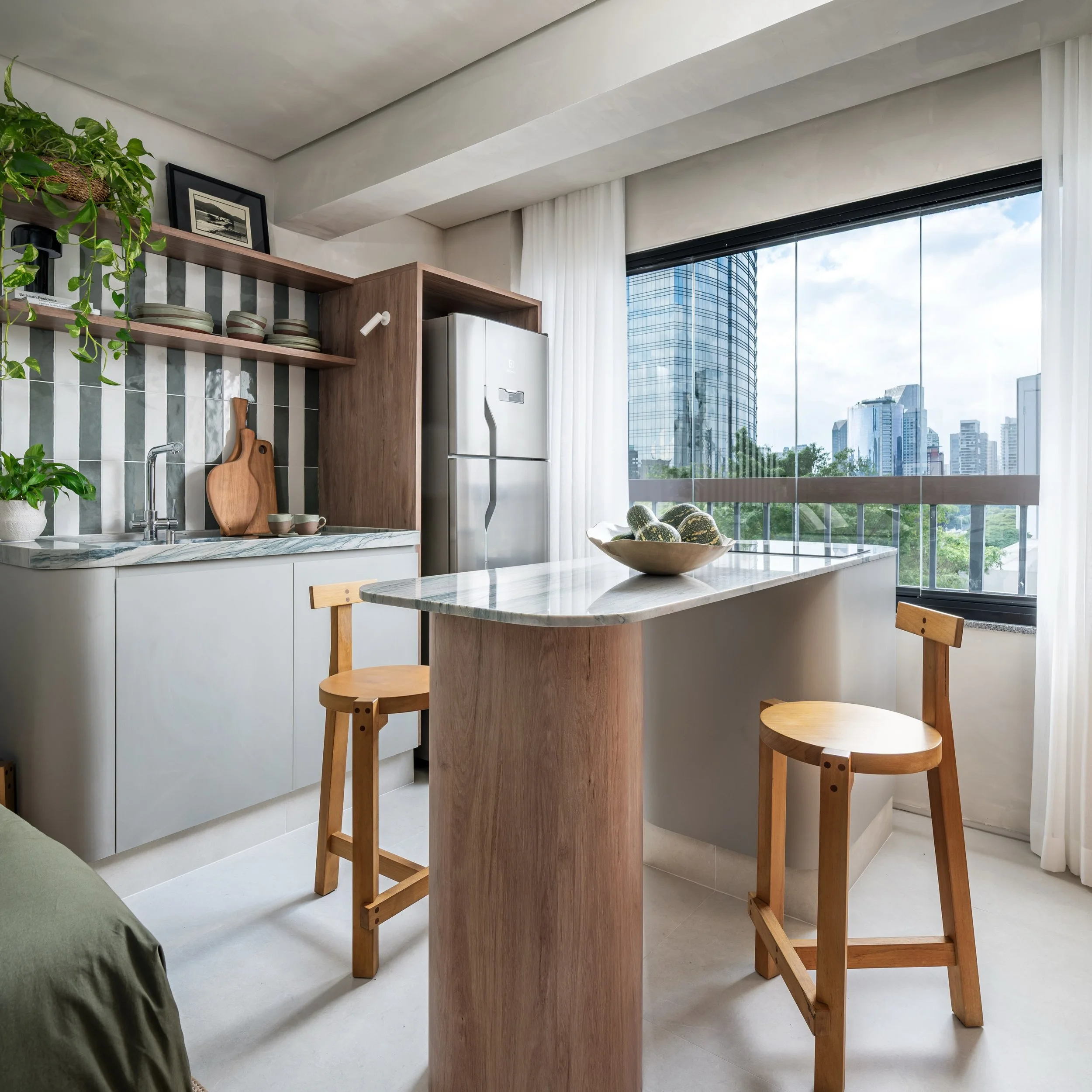 Em 27 m&sup2;, funcionalidade e estética precisam caminhar juntas.

A marcenaria em madeira percorre o studio e cria unidade entre cozinha e dormitório, enquanto o vidro canelado traz leveza, textura e permite ocultar diferentes fun&cce