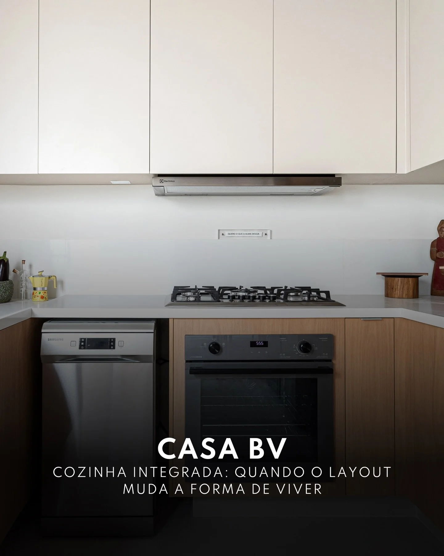 Na Casa BV, a integração da cozinha não foi uma decisão estética.

Foi uma decisão de uso.

Antes, o ambiente era fragmentado,
com circulação pouco fluida
e pouca relação com os de