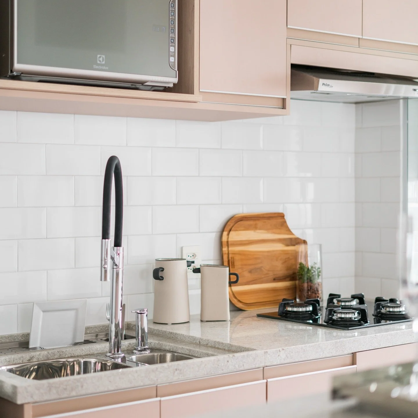 Um #tbt para aquecer o coração! 🤍 Direto de 2021, essa cozinha continua provando que o bom design não tem prazo de validade.

Projetar espaços atemporais é o nosso maior desafio e nossa maior alegria. Olhar para es