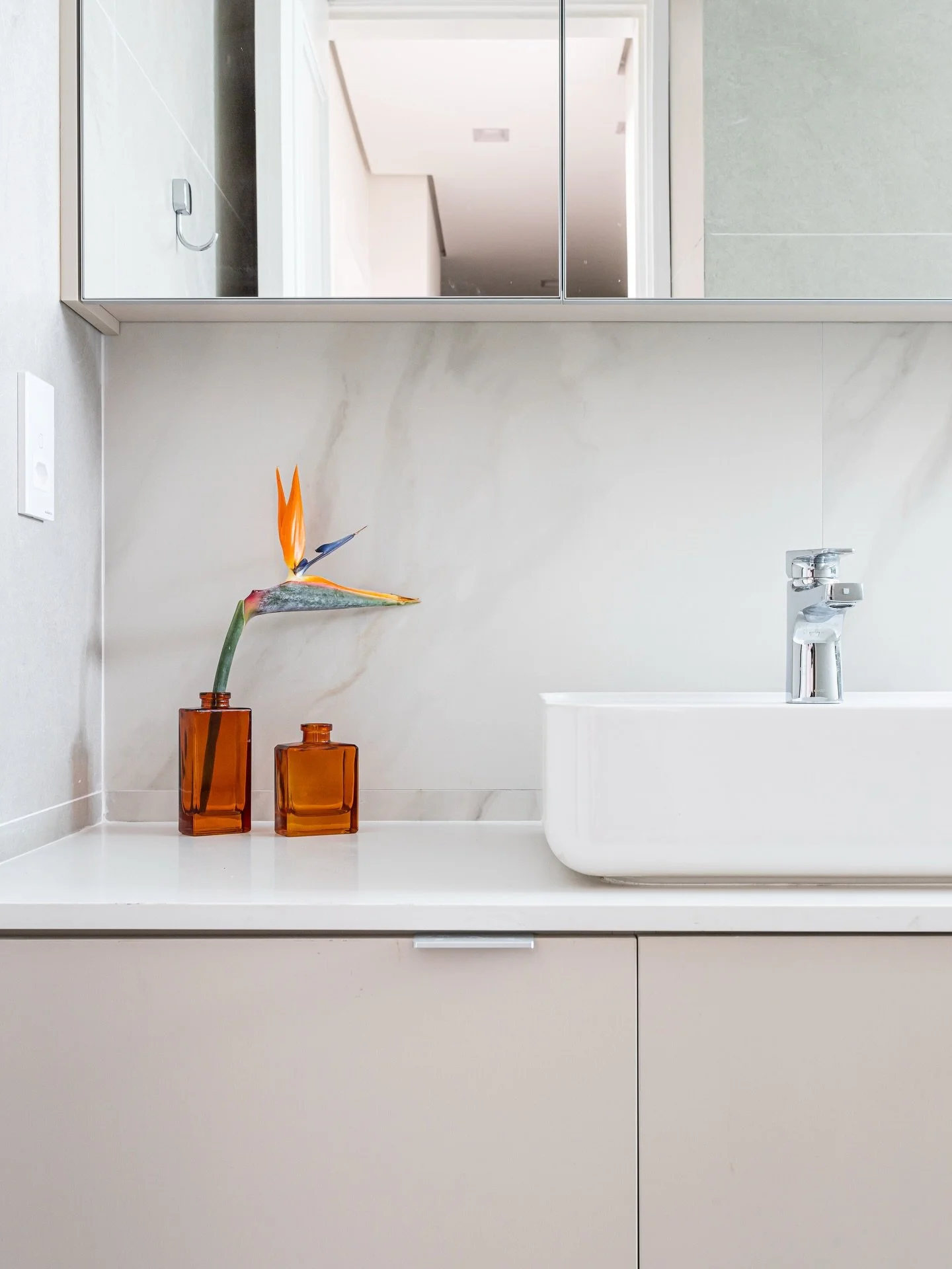 Pausa para apreciar os pequenos detalhes que fazem toda a diferença. 

Neste projeto, a paleta neutra serve como tela para a vida acontecer. É na sutileza que encontramos o verdadeiro luxo.
____________________________________________
C