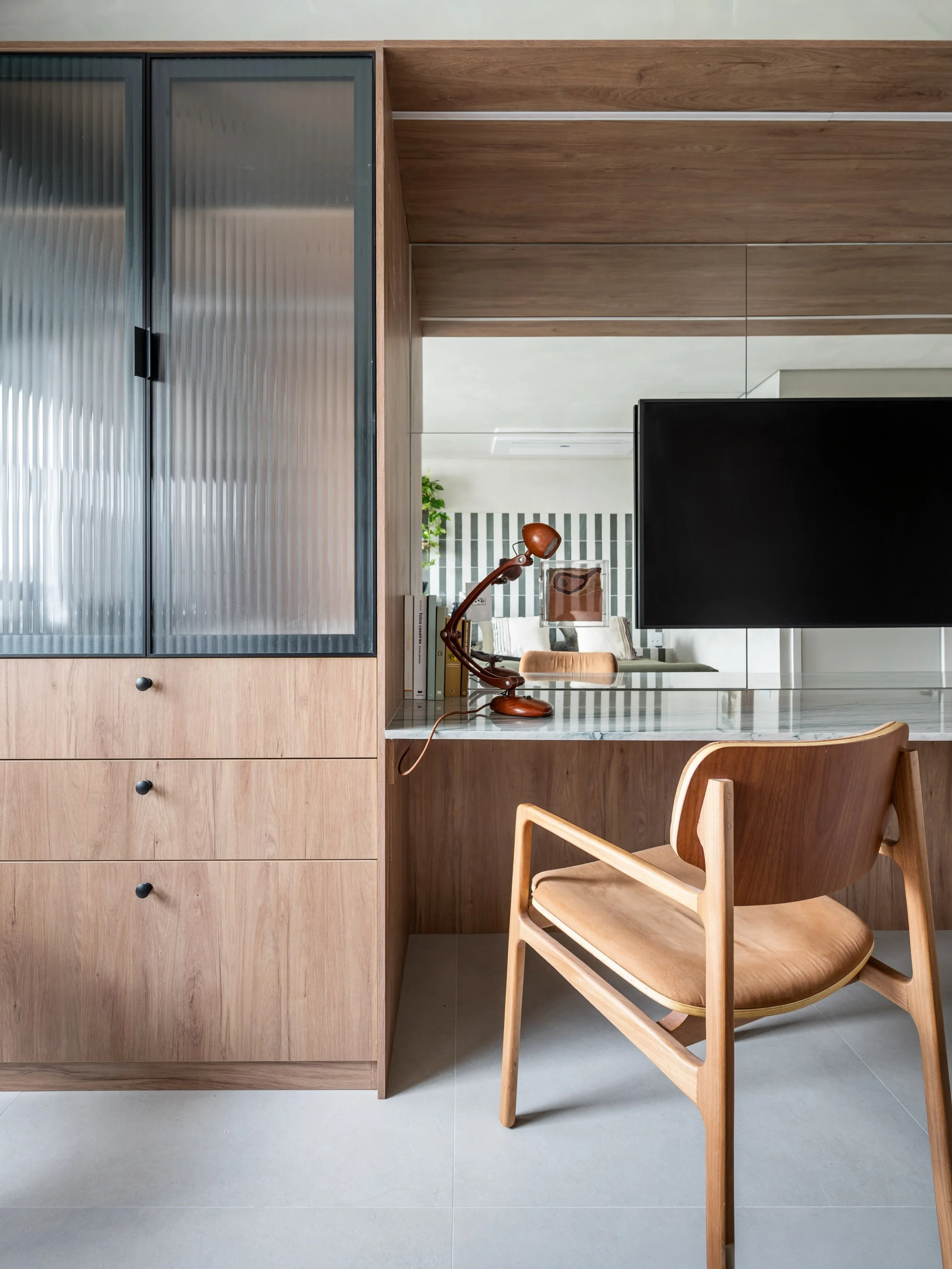 Texturas, reflexos e madeira natural em uma composição que equilibra funcionalidade e aconchego.

_______________________________
Apto CP | 27m2 

Projeto e execução: @limavari.arquitetos 
Marcenaria: @studiogrossiplanejad